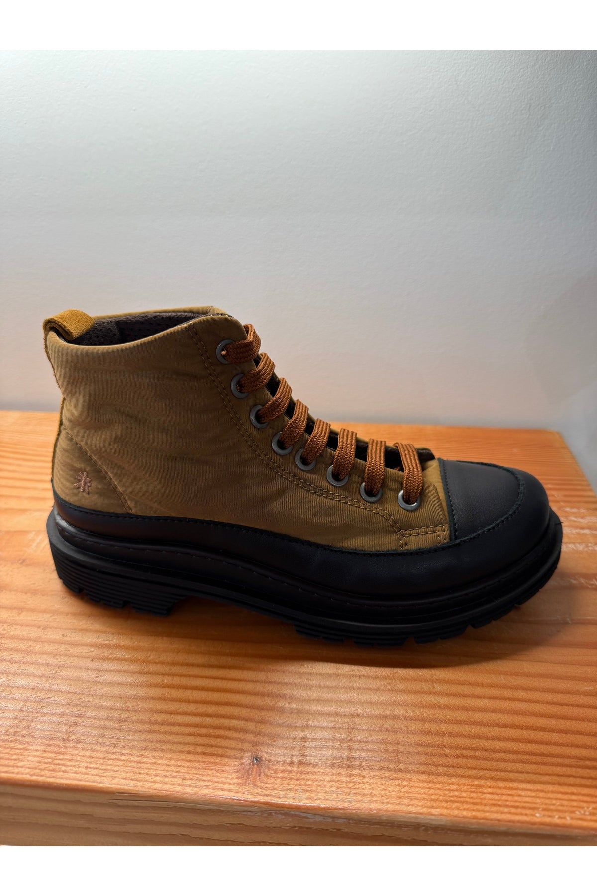 ART 1895 Boot