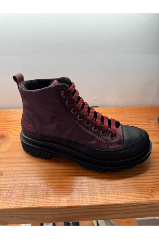 ART 1895 Boot