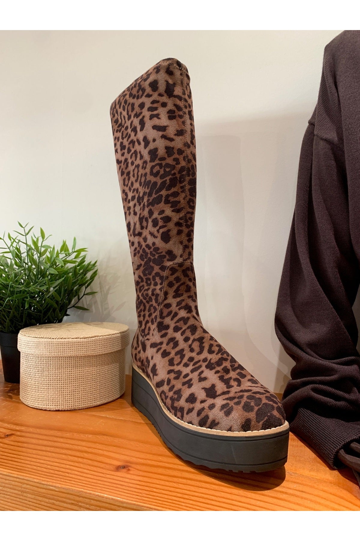 DJANGO & JULIETTE Neera